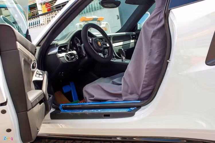 Giống như những chiếc Porsche gần đây, 911 Turbo mới có vô-lăng thiết kế tương tự siêu xe hàng đầu 918 Spyder. Trên bảng điều khiển trung tâm có sự xuất hiện của hệ thống thông tin giải trí Porsche Communication Management thế hệ mới, với khả năng kết nối smartphone thông qua Apple CarPlay hay Android Auto.