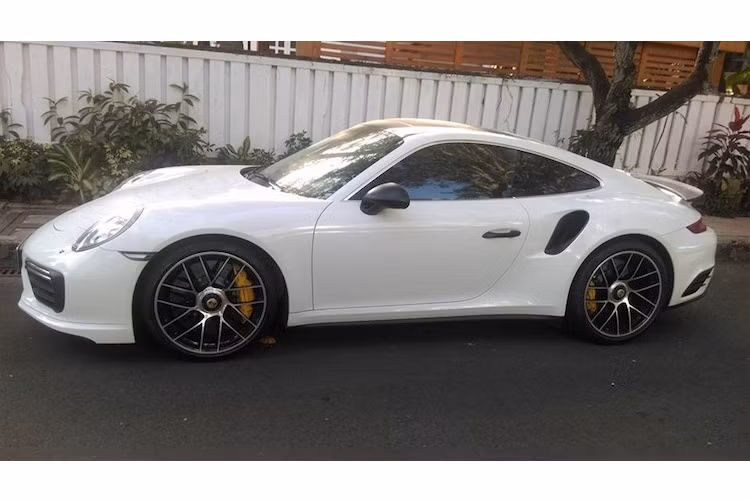 Vào cuối năm 2015, sau khi nâng cấp lớn giữa vòng đời cho các phiên bản 911 Carrera của thế hệ xe thể thao "huyền thoại" 911 991, bản mạnh mẽ nhất là Porsche 911 Turbo S và 911 Turbo đã được cải tiến tương tự. Sau đó, vào tháng 3/2016, phiên bản này cùng các bản 911 facelift khác đã được Porsche giới thiệu chính thức tại Việt Nam.