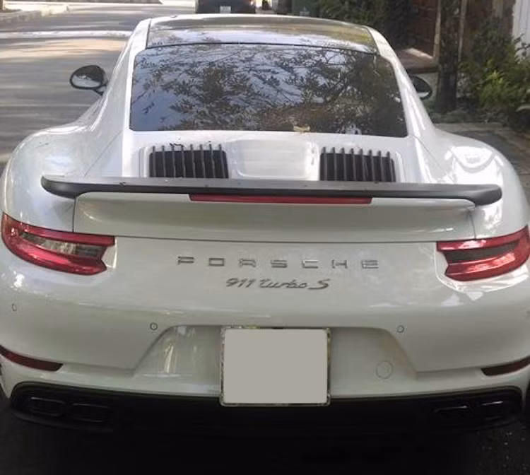 Dù vẫn dùng động cơ 3.8l 6 xi-lanh nằm ngang tăng áp kép như trước, nhưng 911 Turbo S mới có công suất tăng thêm 20 mã lực, đạt 572 mã lực. Kết hợp với động cơ là hệ dẫn động 4 bánh cùng hộp số ly hợp kép PDK 7 capasm giúp xe chỉ mất 2,9 giây để đạt 0-100 km/h và tốc độ tối đa là 330 km/h.