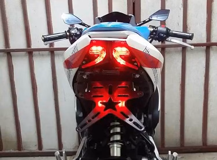 Mặc dù vậy, Kvin Moto vẫn cố gắng chế cho chiếc xe cặp đèn hậu LED hình boomerang khá giống với chiếc Ducati thật. Khu vực đuôi xe cũng là nơi khó chế mủ nhất và hiện vẫn còn lộ khá nhiều khuyết điểm như khe hở giữa các chi tiết vẫn còn không đều nhau.