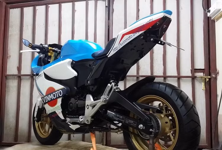 Toàn bộ vỏ xe đã được sơn tem đấu phong cách Martini, tuy nhiên Kvin Moto có thể sơn màu khác hoặc giữ vỏ thô để khách hàng tự sơn. So với phần còn lại của thân xe, phần đuôi của gói độ này chỉ có hình dáng tương tự Ducati 1199 Panigale nhưng không "trau chuốt" bằng.