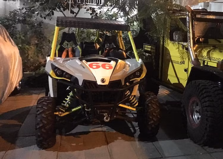 Nằm phía sau khoang lái là khối động cơ V-Twin 1000 cc được trang bị tăng áp để cho công suất lên tới 121 mã lực, được cung cấp bởi hãng Rotax từ Áo.