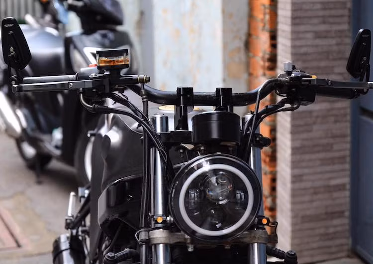 Thay vì phuộc trước USD như Svartpilen thật, bản độ của LeeAT vẫn giữ lại cặp phuộc ống lồng nguyên bản của GS500, nhưng hạ thấp khoảng 3 cm để tạo cho xe dáng thể thao hơn. Cũng sở hữu đèn pha trước chóa tròn LED nhưng khác với Svartpilen, xưởng độ Sài Gòn đã sử dụng đèn phong cách Daymaker giống những mẫu xe Harley-Davidson.