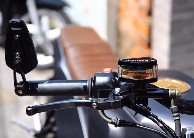 Nằm ở phía trên tay lái là một số món "đồ chơi" như gương hậu gắn gù CRG, bao tay Rizoma, bình dầu Brembo, tay côn/phanh CRG. Bộ khung nhôm dạng Deltabox cùng khối động cơ 2 xi-lanh DOHC 487 cc với công suất tối đa 51,3 mã lực/mô-men xoắn cực đại 41,2 Nm của GS500 nguyên bản vẫn được giữ nguyên.