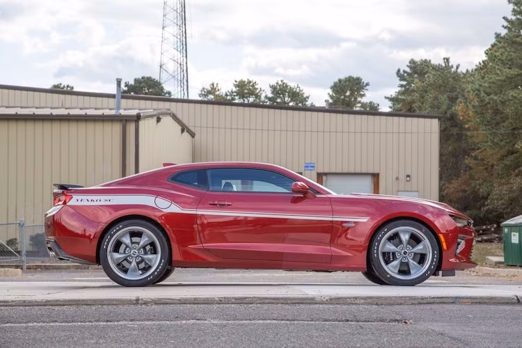 Bên cạnh động cơ mạnh hơn, SVE cũng đã nâng cấp hệ thống phanh của xe với heo phanh và đĩa lớn hơn. Hãng cũng sẽ đưa cho khách hàng tới 7 sự lựa chọn màu sắc những decal trang trí thân xe, phù hợp với mọi phiên bản màu sắc của Camaro SS nguyên bản.