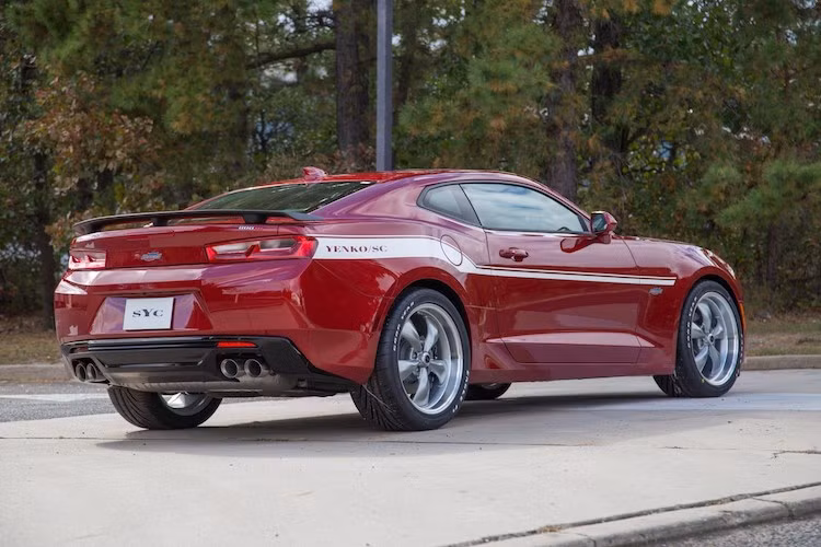 Theo phong cách của những chiếc Yenko Camaro trước đây, Chevrolet Camaro SS Yenko 2017 cũng có bộ mâm đúc America Torq Thrust, các logo Yenko trên thân xe, các dải decal màu trắng trang trí thân xe và nắp ca-pô "cơ bắp" hơn với khe hút gió lớn nổi ở chính giữa. Ngoài những điểm khác biệt trên, chiếc Camaro SS Yenko 2017 không thay đổi gì so với các phiên bản Camaro SS khác.