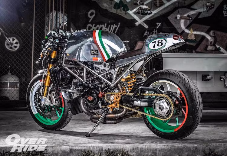 Phong cách Ý của chiếc xe được thể hiện ở bộ mâm sơn 3 màu cờ Ý, cùng với dải màu chạy xéo bình xăng. Chiếc xe đã có nhiều chi tiết độ khác nhau như gác chân Rizoma, bao tay Rizoma Speedline, bình dầu Antlion... Trong khi đó, khối động cơ L-Twin nguyên bản được giữ nguyên, chỉ độ lại bộ nồi khô cùng bưởng máy bằng sợi carbon của Motive và hệ thống xả với cổ pô titan full system kèm pô Akrapovic.