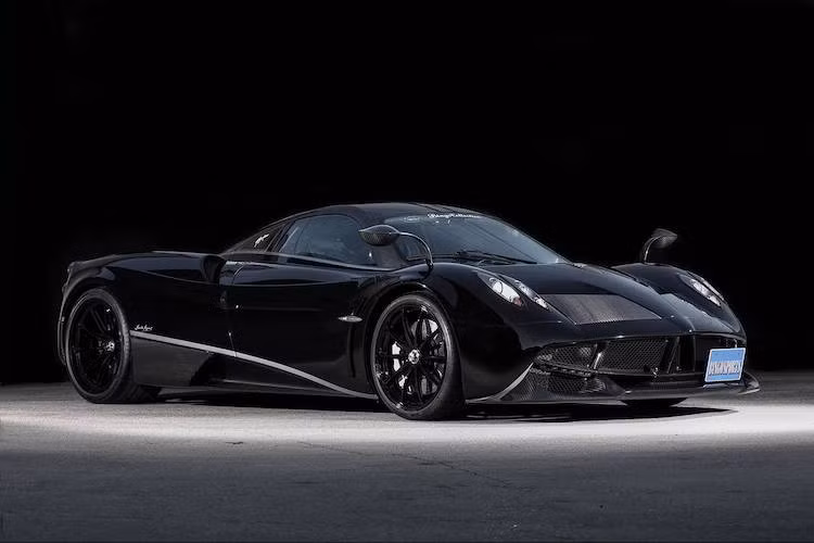 Dù mọi sự chú ý hiện đang đổ dồn về phiên bản mui trần Pagani Huayra Roadster sắp ra mắt, nhưng những chiếc thần gió Pagani Huayra "đời đầu" vẫn được chú ý khi chúng chỉ được sản xuất với số lượng 100 chiếc trên toàn Thế giới và ít khi được các "đại gia" bán lại. Với những nhà sưu tập không kịp mua mới Huayra, lựa chọn duy nhất của họ là mua xe cũ.
