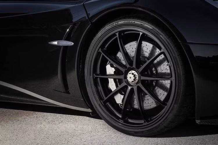 Về ngoại thất, chiếc siêu thần gió Huayra đầu tiên tại Nhật Bản cực "ngầu" khi được sơn màu đen bóng toàn thân, với một số chi tiết khí động học được để trần màu sợi carbon đen. Không chỉ có giá trị lịch sử đặc biệt, chiếc xe này còn được đại gia Nhật đặt hàng "full option" với gói nâng cấp Pacchetto Tempesta, bổ sung thêm bodykit khí động học và bộ mâm 10 cánh siêu nhẹ.