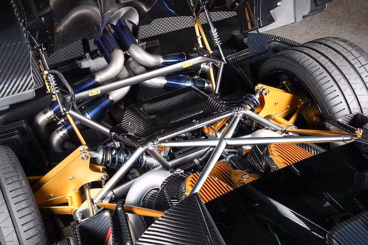 Nằm phía sau khoang lái của xe là khối động cơ V12 6.0l tăng áp kép được mua từ Mercedes-AMG, đem tới công suất tối đa 720 mã lực và mô-men xoắn cực đại 1100 Nm.