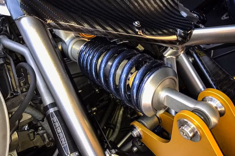 Ngoài những thay đổi ở ngoại thất, gói nâng cấp Pacchetto Tempesta còn giúp khả năng điều khiển của Huayra trở nên trung thực và nhanh nhạy hơn với hệ thống treo hiệu năng cao. Tuy nhiên do thuộc phiên bản "đợt đầu" nên chiếc xe không có dàn âm thanh hi-end Sonus Faber như những chiếc Huayra sau này.