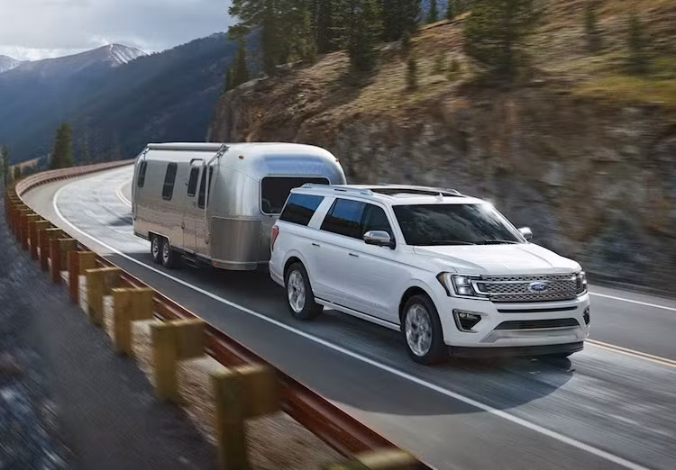 Tại thị trường Mỹ, Ford Expedition thế hệ mới sẽ bắt đầu được bán ra từ mùa thu tới với 4 phiên bản là XLT, Limited và Platinum với giá chưa được công bố. Những đơn vị mua số lượng lớn như cảnh sát hay cứu thương còn có thêm phiên bản XL với trang bị tối giản và có thể cấu hình đặc biệt với các trang bị tuần tra/cấp cứu.