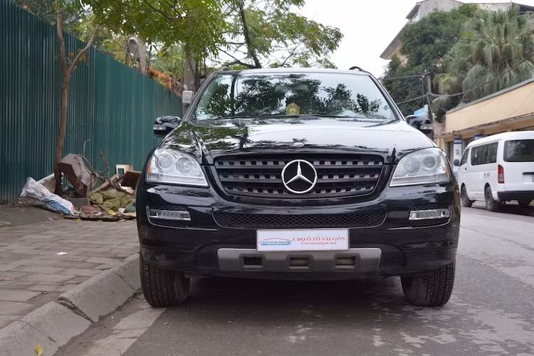 Hội tụ đầy đủ các ưu điểm như X5 và có kích thước tương đương, Mercedes ML350 là sự lựa chọn dành cho những "fan" của thương hiệu Mercedes. Ở bên dưới nắp ca-pô của xe vẫn là khối động cơ V6 3.5l nạp khí tự nhiên có công suất tối đa 268 mã lực, mô-men xoắn cực đại 350 Nm kết hợp với hệ dẫn động 4 bánh 4MATIC và hộp số 7 cấp 7G-Tronic.