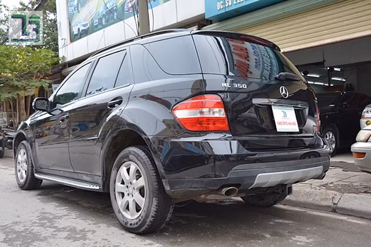 So với X5, số lượng người sử dụng ML-Class tại Việt Nam ít hơn hẳn, khiến phụ tùng của xe còn khó kiếm và đắt hơn cả đối thủ BMW. Chiếc xe cũng đòi hỏi những dịch vụ sửa chữa chuyên nghiệp, có tay nghề cao dẫn tới chi phí chăm sóc đắt đỏ. Hiện tại, một chiếc ML350 khoảng 10 năm tuổi có giá tầm 800 triệu trên các chợ xe cũ.