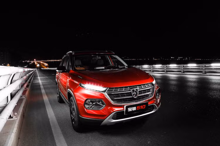 Dù là một sản phẩm liên doanh với Trung Quốc nhưng Baojun 510 có thiết kế khá "ưa nhìn" với lưới tản nhiệt lục giác lớn cùng các đèn pha LED mỏng, sắc nhọn. Cản trước của xe cũng có thiết kế khá "cơ bắp" với các hốc đèn sương mù lớn và tấm bảo vệ bên dưới màu bạc bắt mắt.