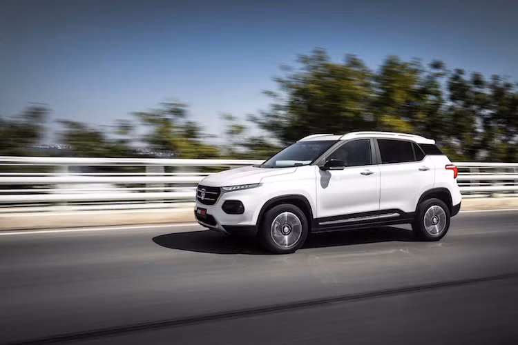 Giống như những mẫu crossover khác, các hốc bánh của Baojun 510 được ốp nhựa màu đen tạo cảm giác mạnh mẽ và đầy chất "offroad". Giống một số mẫu xe trên thị trường như Toyota Fortuner hay Nissan Murano, cột C của chiếc xe được ốp dải nhựa màu đen bóng tạo cảm giác như các cửa kính bên chạy tiệp với kính hậu.