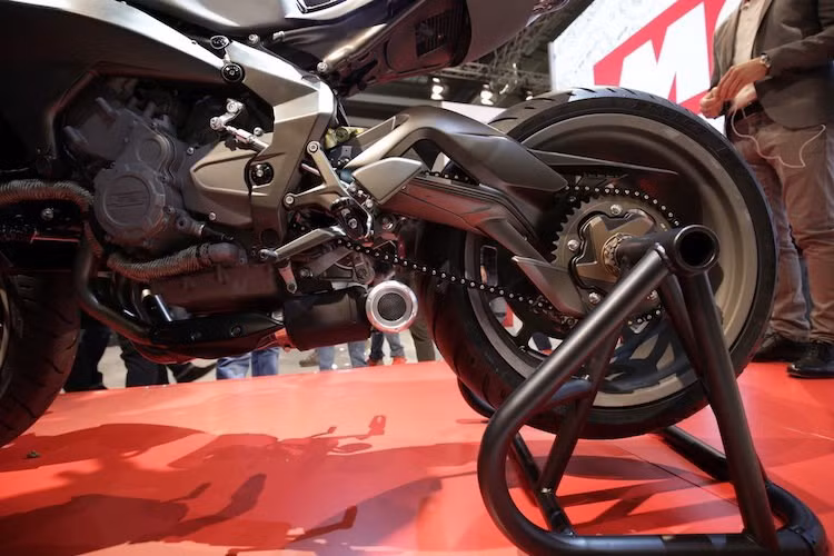 Động cơ 798 cc 3 xi-lanh nguyên bản của Brutale 800 được giữ nguyên, chỉ chế thêm hệ thống xả đặc biệt giấu bên dưới gầm xe.