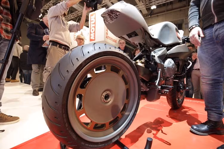 Cả 2 bánh của Onirika 2853 đều sở hữu bộ mâm với thiết kế 10 cánh gắn với phần trung tâm lớn, đem tới vẻ đặc biệt "không đụng hàng" cho chiếc xe.