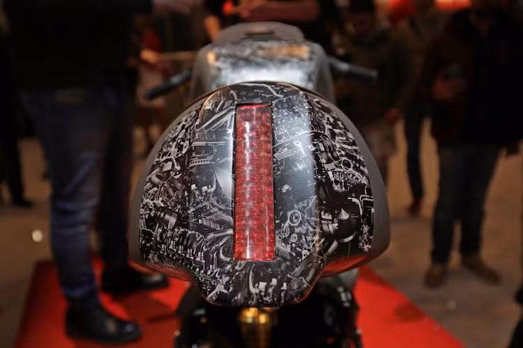 Những họa tiết máy móc tiếp tục xuất hiện ở phần đuôi xe, kết thúc bằng đèn hậu LED. Chiếc Onirika 2853 này được Motul đấu giá để ủng hộ quỹ từ thiện Corazon của hãng, chuyên giúp đỡ những trẻ em có hoàn cảnh khó khăn.