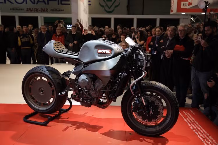 Để tạo ra Onirika 2853 , anh em nhà Pozzato đã chỉ giữ lại phần khung và động cơ của chiếc Brutale 800. Tất cả các chi tiết còn lại trên xe đã được "thửa" riêng hoặc chế lại.