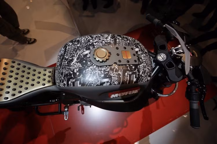 Nắp bình xăng cũng sở hữu thiết kế bánh răng độc đáo. Tuy nhiên đặc biệt hơn, phần trên bình xăng có những họa tiết hình các chi tiết máy đầy chất "cơ khí" và chưa từng được áp dụng trên bất kỳ một mẫu xe phân khối lớn nào trước đây