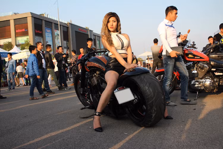 Bỏ qua những thị phi trên mạng xã hội, Thu Anh chấp nhận biệt danh mới này một cách hài hước bằng cách chia sẻ một đoạn status khá thú vị: “Người lên face đầu không ngoảnh lại./Sau lưng gạch đá ném theo đầy”. Ngoài đời, Thu Anh là một cô gái cá tính với nghề nghiệp chính là trang điểm và thú vui ngao du cùng bạn bè.