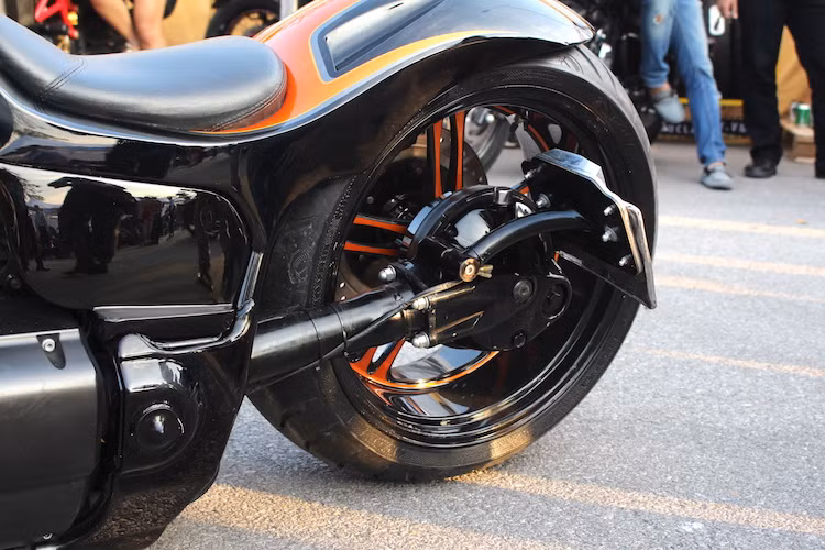 Điểm đặc biệt nhất của bản độ này đó là hệ thống treo sau đã được nâng cấp lên phuộc khí nén có khả năng nâng hạ, khiến chiếc xe có thể đạt "thế đứng" thấp sát đất đầy hấp dẫn. Bánh sau có đường kính 18 inch và bản vành siêu rộng để có thể lắp được chiếc lốp "siêu béo" Avon kích thước lên tới 250/40/18.