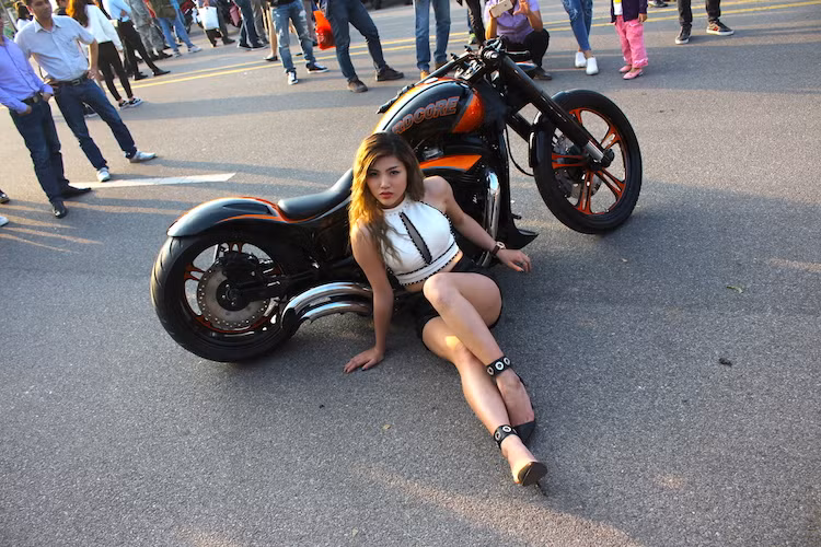 "Đọ dáng" bên cạnh chiếc xe là hot girl Thu Anh - người gần đây nổi tiếng với biệt danh Thu "gạch" do một sự cố trên đường vào ngày 4/2/2017 khi cô đang đi du lịch bằng xe máy với một số người bạn.