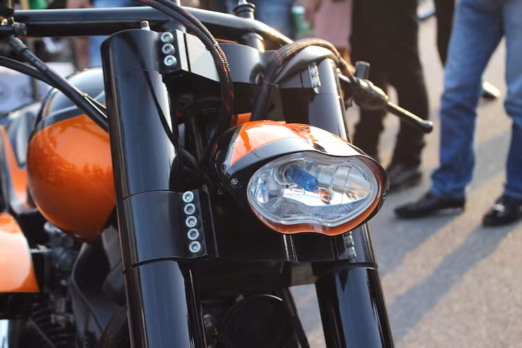 Toàn bộ những phụ tùng được sử dụng để độ xe đã được nhập hoàn toàn từ nước ngoài. Bắt đầu từ phía trước, chiếc xe có phần đèn pha rút gọn với thiết kế khí động học ấn tượng, phía sau là cặp phuộc USD cùng chảng ba CNC "hàng thửa".