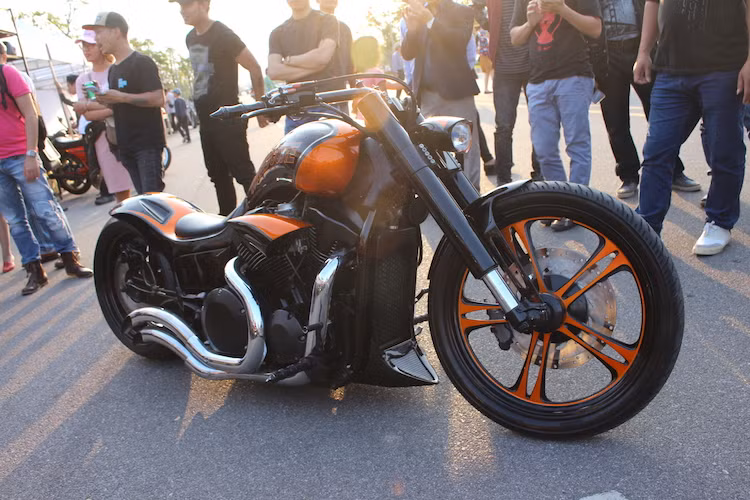 Chiếc xe "sánh đôi" cùng Thu Anh là một chiếc Honda VTX1300 2008 đã được độ lại hoàn toàn bởi một người thợ độ xe có tiếng tại Sài Gòn. Có thể nói, hiện tại chiếc VTX1300 này là một trong những mẫu xe độ độc đáo nhất ở Việt Nam hiện nay.