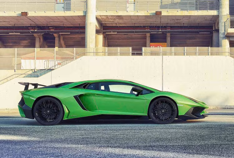 Để chống hỏa hoạn, Lamborghini sẽ thay cho những chiếc xe bị lỗi hệ thống kiểm soát hơi xăng mới với van thoát được thiết kế lại. Trong số toàn bộ dòng Aventador, chỉ có phiên bản Aventador S chưa bán ra và một số chiếc Aventador SV mới sản xuất gần đây "thoát án" triệu hồi do được lắp sẵn hệ thống này.