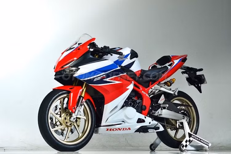Tuy nhiên với người chơi xe, CBR250RR vẫn còn khá nhiều "khoảng trống" để có thể tiếp tục nâng cấp. Lấy cảm hứng từ phiên bản thể thao Fireblade SP của thế hệ superbike CBR1000RR mới, một biker Indonesia đã độ lại chiếc sportbike Honda CBR250RR với những chi tiết nâng cao cảm giác điều khiển của chiếc xe.