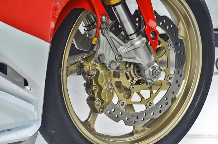 Giống như CBR1000RR Fireblade SP, chủ xe đã khá chú trọng tới phuộc và phanh phía trước của xe, khi đã trang bị cho nó cặp phuộc Ohlins USD thay vì Showa nguyên bản và heo Brembo 4 piston. "Đàn anh" Fireblade SP còn có mâm Marchesini Genesi M7RS với 7 cánh xoắn đặc trưng, tuy nhiên do mâm nguyên bản của CBR đã có thiết kế tương tự nên chúng chỉ được sơn lại màu vàng.