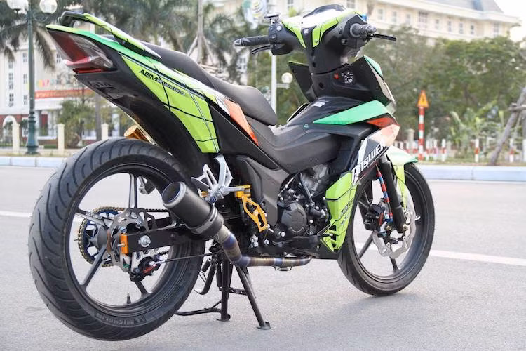 Khối động cơ 150cc DOHC làm mát bằng chất lỏng nguyên bản của Winner không có thay đổi gì, ngoại trừ hệ thống xả với cổ pô titan kèm theo cây pô lon ngắn bằng sợi carbon cho tiếng nổ lớn hơn. Phần dè sau nguyên bản đã được bỏ đi để tạo dáng thể thao hơn cho đuôi xe của Winner.