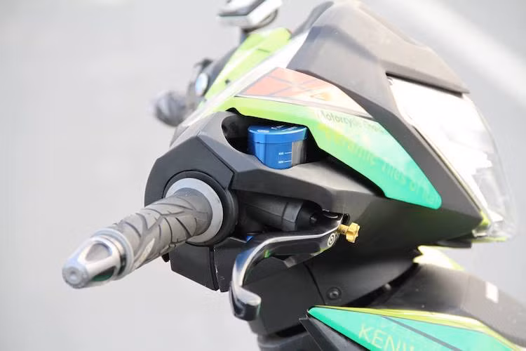 Ở phía trên tay lái của Winner nay cũng có thêm một số món phụ tùng "hàng hiệu". Ngoài cặp gù tay lái CNC và bao tay Spider ở cả 2 đầu, chiếc xe còn có bình dầu Rizoma Next cùng cùm phanh Brembo ở bên tay phải.