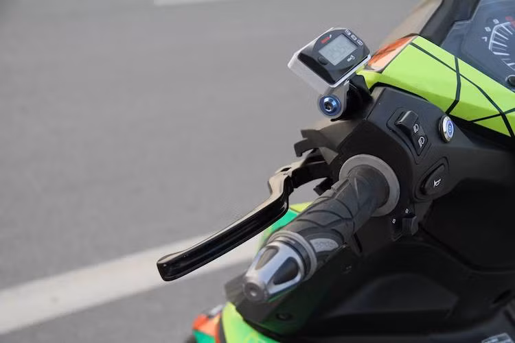 Trong khi đó, ở phía tay trái của xe cũng đã được độ cùm côn dây Brembo và đồng hồ báo Koso 3 Mini với 3 chức năng khác nhau.