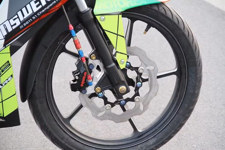 Thay vì cặp mâm 6 cánh kép nguyên bản vốn đã độc đáo của Winner, bản độ này đã được chủ nhân thay bằng mâm 5 cánh CNC mảnh mai đậm chất thể thao. Hệ thống phanh trước của xe được nâng cấp với heo Brembo CNC đi kèm với đĩa Galfer.