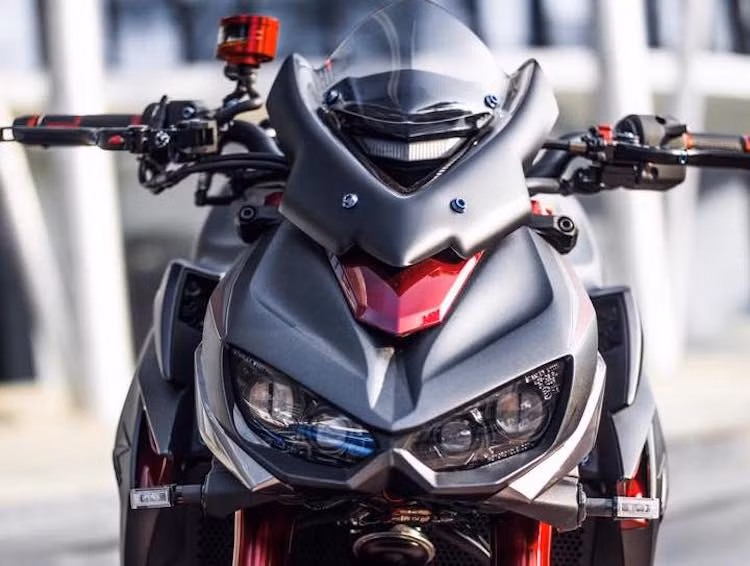 Trong đó, giải pháp chơi Z1000 được nhiều biker lựa chọn là trang bị cho chiếc xe nhiều phụ tùng từ các thương hiệu có tên tuổi để cải thiện mọi mặt của xe, giống như chủ nhân của chiếc Z1000 trong bài viết này. Ở phía trước, anh đã lựa chọn cho chiếc xe kính chắn gió Puig kèm cặp xi-nhan Rizoma nhỏ gọn.