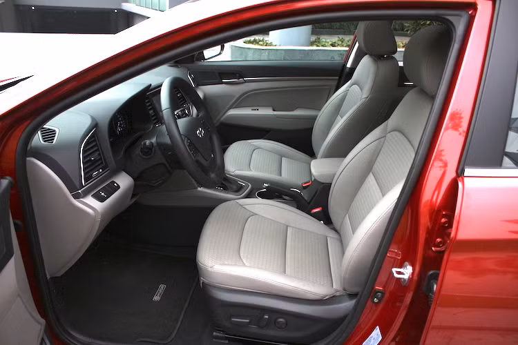 Ghế lái trên Elantra thế hệ mới được trang bị ghế ngồi bọc da cùng chức năng sưởi ghế với các lỗ thoát khí nhỏ và chỉnh điện được 10 hướng. Tuy nhiên, chỉ duy nhất phiên bản 2.0l AT được trang bị các tiện nghi này.