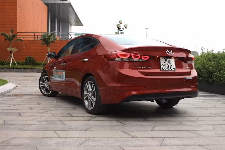 Vòm mui của chiếc xe được kéo thuôn về phía sau tạo thành kiểu dáng của một chiếc coupe 4 cửa, góp phần giảm hệ số cản khí động học xuống mức cd 0,27 - thấp nhất trong phân khúc và dẫn tới việc giảm mức tiêu thụ nhiên liệu. Ngoại thất của xe kết thúc với điểm nhấn là cụm đèn hậu LED 3D được tạo hình với 3 vòng LED độc đáo.