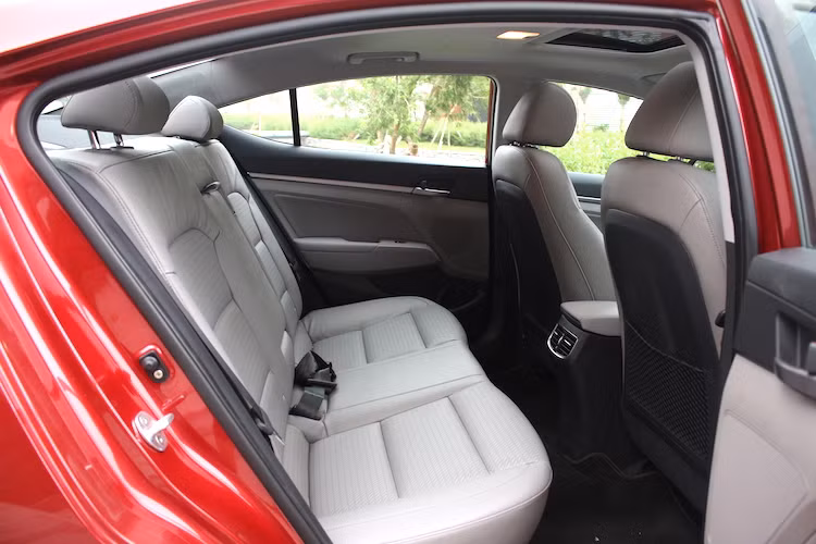 Dù có vòm mui thấp dần về phía sau dạng coupe, nhưng hàng ghế sau của Elantra vẫn cung cấp không gian khá thoải mái cho đầu gối và đầu hành khách cùng móc ghế trẻ em theo chuẩn ISOFIX được trang bị sẵn. Lưng ghế sau cũng có khả năng gập 60/40 để mở rộng khoang hành lý. Xe được trang bị hệ thống điều hòa tự động 2 vùng độc lập tích hợp khử ion trên phiên bản 1.6 AT và 2.0 AT cùng cửa gió cho hàng ghế phía sau.