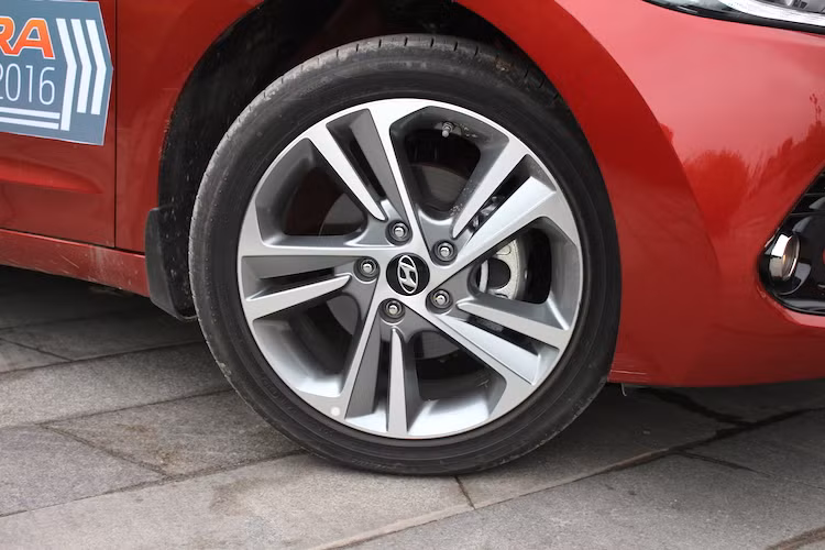 Các trang bị an toàn chủ động và thụ động trên Elantra cũng được Hyundai chú ý với hệ thống khung vỏ hoàn toàn mới với hơn 51% thành phần thép cường lực AHSS (Advance High Strength Steel), 8 túi khí, các hệ thống điện tử như ABS, EBD, cân bằng điện tử ESP, kiểm soát thân xe VSM, hệ thống hỗ trợ khởi hành ngang dốc, 8 cảm biến trước sau + camera lùi...