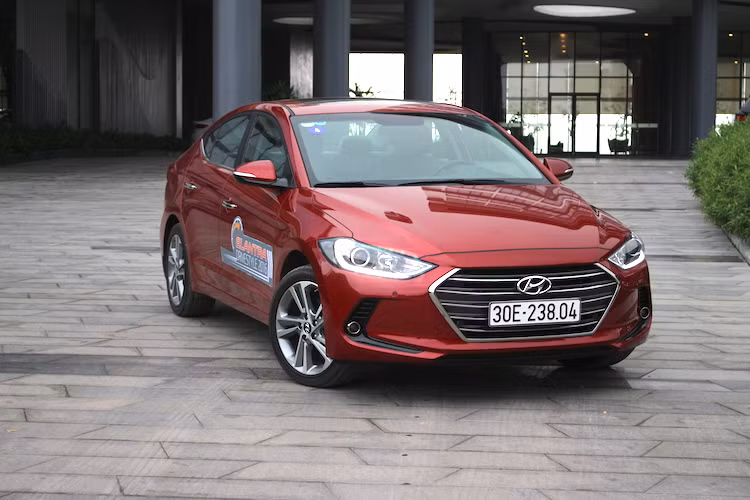 Giống như nhiều mẫu xe khác của Hyundai, mẫu sedan Elantra mới cũng được thiết kế theo ngôn ngữ "điêu khắc dòng chảy 2.0" (Fluid Sculpture 2.0). Xe sở hữu kích thước lớn hơn thế hệ cũ với các thông số Dài x Rộng x Cao lần lượt là 4.570 x 1.800 x 1450 (mm), chiều dài cơ sở 2.700 (mm) cùng khoảng sáng gầm xe 150 (mm).