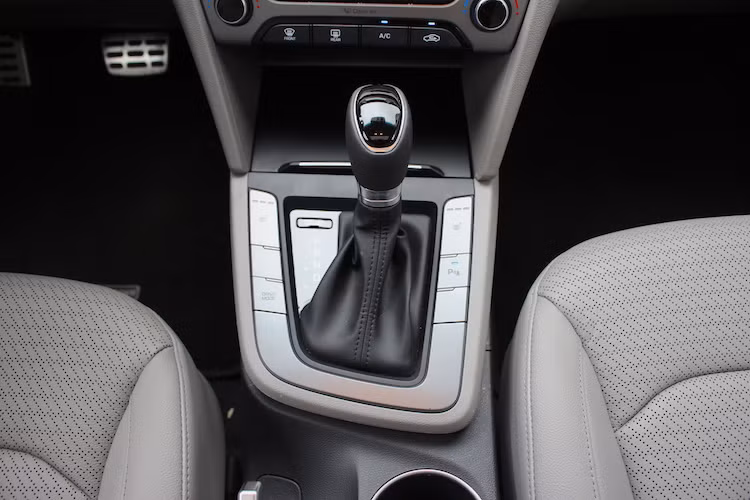 Xe được trang bi hệ thống lái 3 chế độ lái khác nhau là Eco (tiết kiệm) – Normal (thông thường) – Sport (thể thao), với nút chuyển nằm bên cạnh cần số. Elantra cũng là chiếc xe đầu tiên trong phân khúc được trang bị cảm biến áp suất lốp.