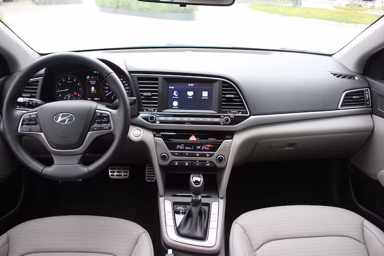 Hyundai Elantra sở hữu không gian nội thất với vật liệu da được sử dụng rộng rãi kết hợp cùng những chi tiết bằng kim loại. Nội thất của Elantra tuân thủ theo triết lý thiết kế HMI (Human Machine Interface) của Hyundai với một giao diện người - máy thân thiện, dễ sử dụng và có chất lượng hoàn thiện khá tốt.