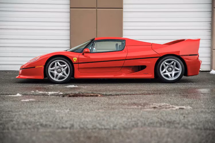 F50 sở hữu một thiết kế đầy hấp dẫn nhưng hiệu quả trên cả đường đua lẫn đường phố với thân xe có cấu trúc nguyên khối (monocoque) bằng sợi carbon cùng các bề mặt uốn lượn "sexy" và một cánh đuôi lớn được tích hợp thẳng vào thân xe.