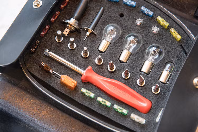 Bộ phụ kiện đi kèm F50 cũng rất quan trọng khi ngoài các dụng cụ như cờ-lê, kìm, tuốc-nơ-vít..., nó còn kèm theo một móc tháo lắp nhanh để phòng trường hợp khi cần kéo xe, cùng với một loạt các bóng đèn và cầu dao thay thế cho hệ thống điện cùng hệ thống chiếu sáng. Đặc biệt, nếu như lỡ làm mất khóa mở trong bộ phụ kiện này, chủ xe sẽ không có cách nào để tháo bánh xe, do nó sử dụng ốc vặn trung tâm "hàng thửa".