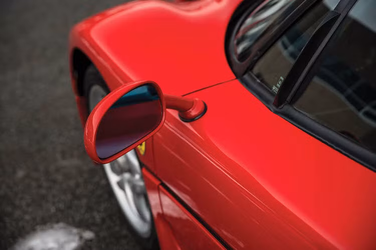 Chỉ có tổng cộng 349 chiếc Ferrari F50 từng được sản xuất trên Thế giới, trong đó 302 chiếc có màu đỏ truyền thống Rosso Corsa của Ferrari cùng 4 chiếc khác màu đỏ đậm hơn Rosso Corsa. Ngoài ra, Ferrari còn sản xuất 31 chiếc F50 màu vàng Giallo Modena, 4 chiếc bàu bạc Argento Nurburgring và 4 chiếc màu đen Nero Daytona.