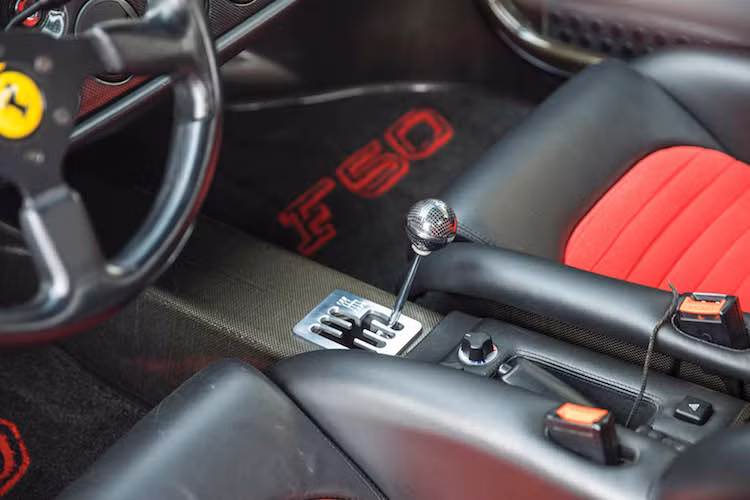 Động cơ này đem tới cho chiếc xe công suất tối đa lên tới 513 mã lực và mô-men xoắn cực đại 470 Nm. Sức mạnh được truyền tới cầu sau thông qua hộp số sàn 6 cấp.