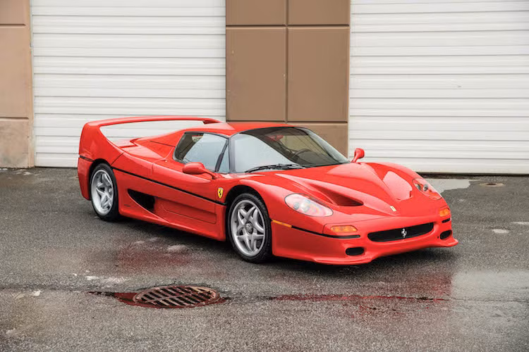 Sau "huyền thoại" Ferrari F40 xuất hiện vào năm 1987, siêu xe Ferrari F50 đã được giới thiệu vào năm 1995 tại triển lãm Geneva lần thứ 63 để kỷ niệm 50 năm ngày thành lập hãng siêu xe Ý. "Nối tiếp" F40 để trở thành chiếc siêu xe đầu bảng tiếp theo của Ferrari, F50 đã được trang bị hàng loạt các công nghệ mới nhất, được chế tạo hoàn toàn thủ công và lấy cảm hứng từ xe đua F1.